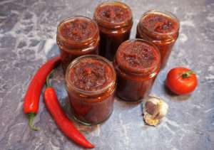 jars of smoky tomato chillli chutney