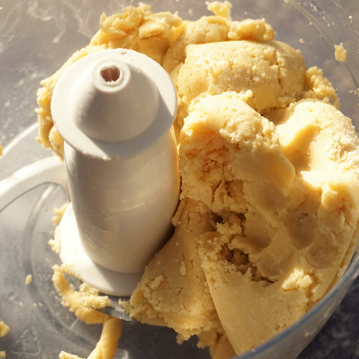 making buttery & sweet shortcrust pastry in a food processor