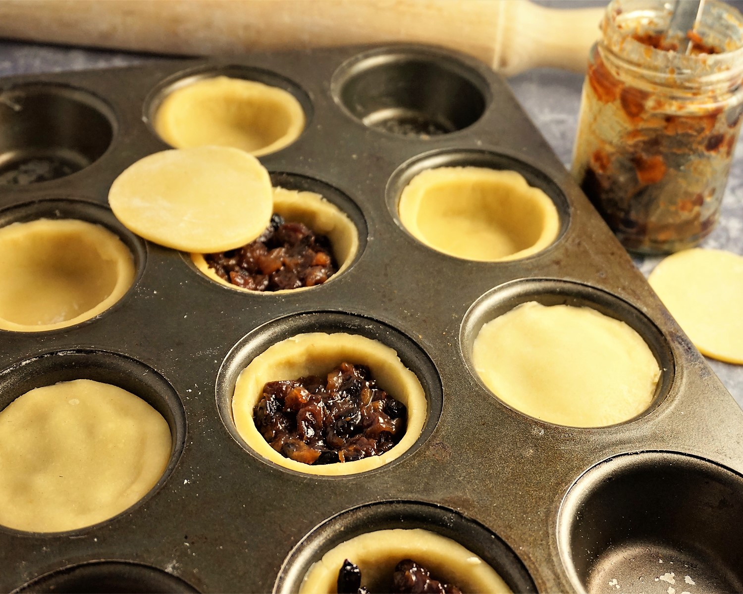 filling sweet & buttery shortcrust pastry with mincemeat