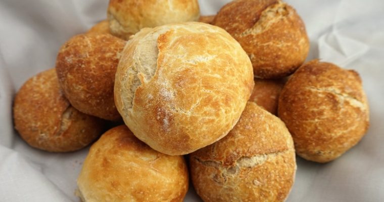 Homemade crusty bread rolls with no kneading