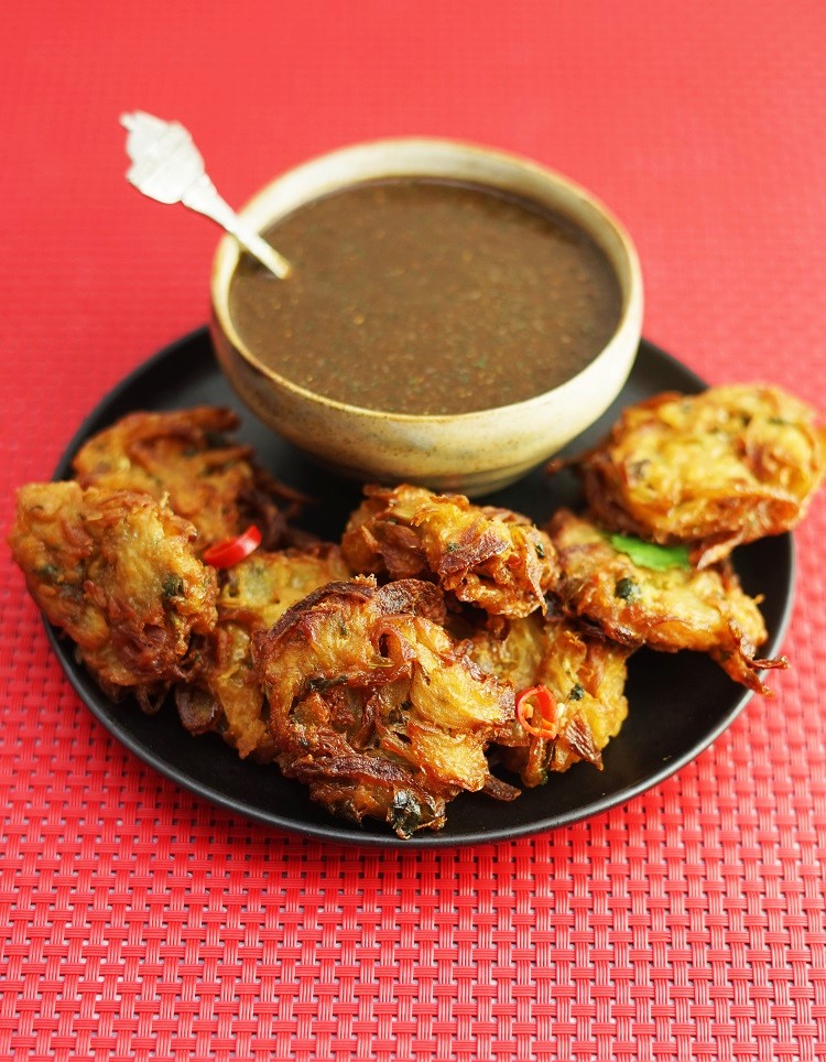 onion bhaji and tamarind chutney