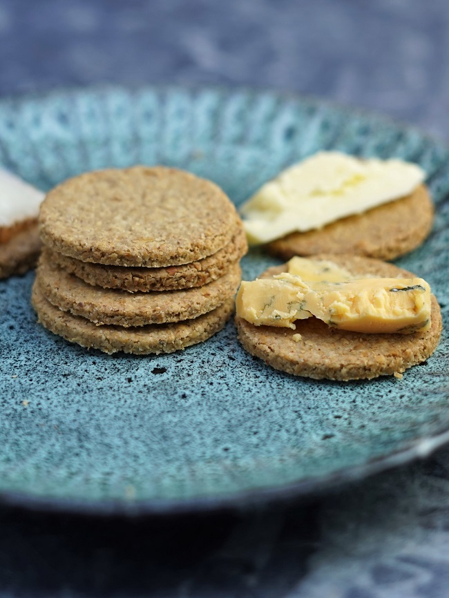 savoury biscuits for cheese