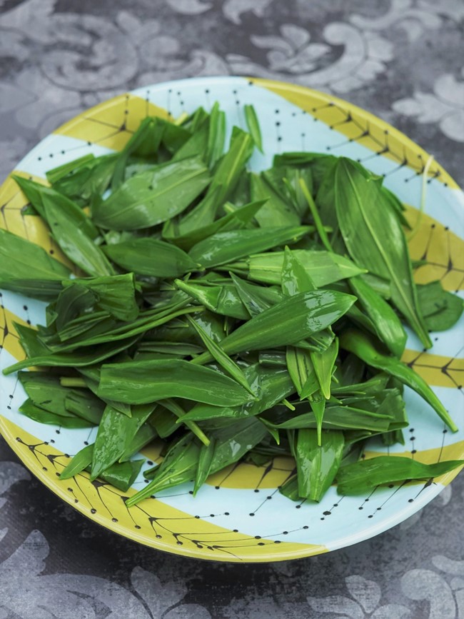 a bowl of wild garlic leaves
