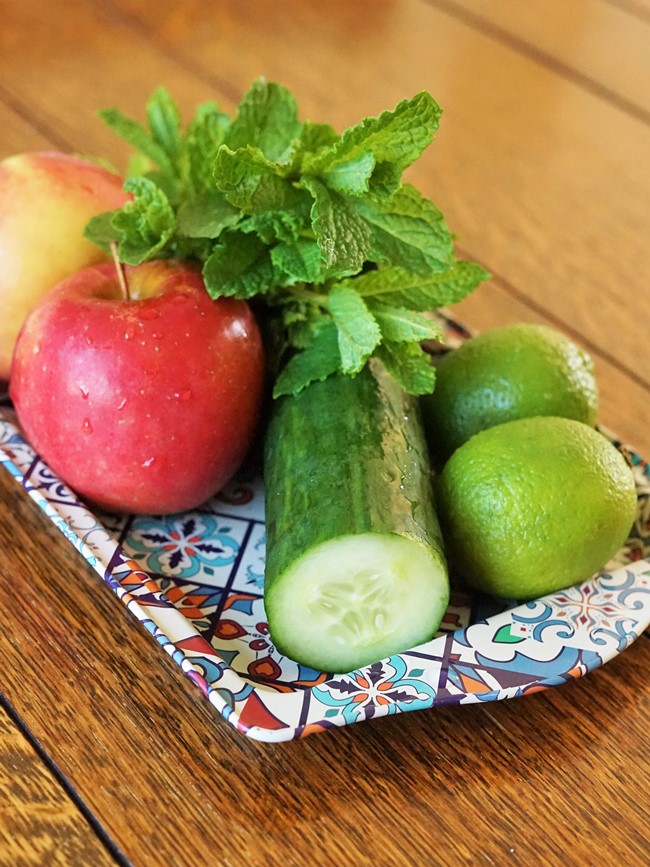 ingredients for cucumber, apple & mint smoothie