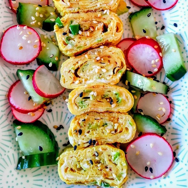 https://moorlandseater.com/wp-content/uploads/2021/04/tamagoyaki-with-spring-onion-moorlands-eater.jpg