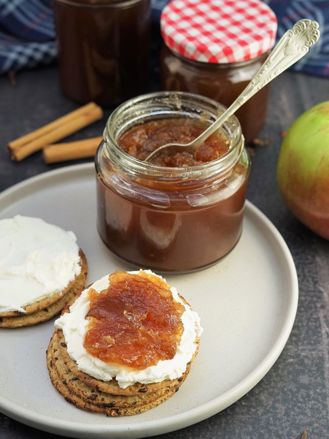 apple butter with cream cheese and crackers