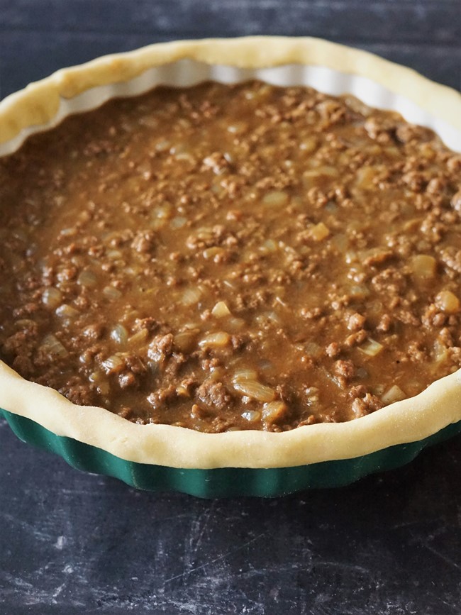 https://moorlandseater.com/wp-content/uploads/2021/10/pastry-edge-for-minced-beef-and-onion-pie-moorlands-eater-DSC09222.jpg