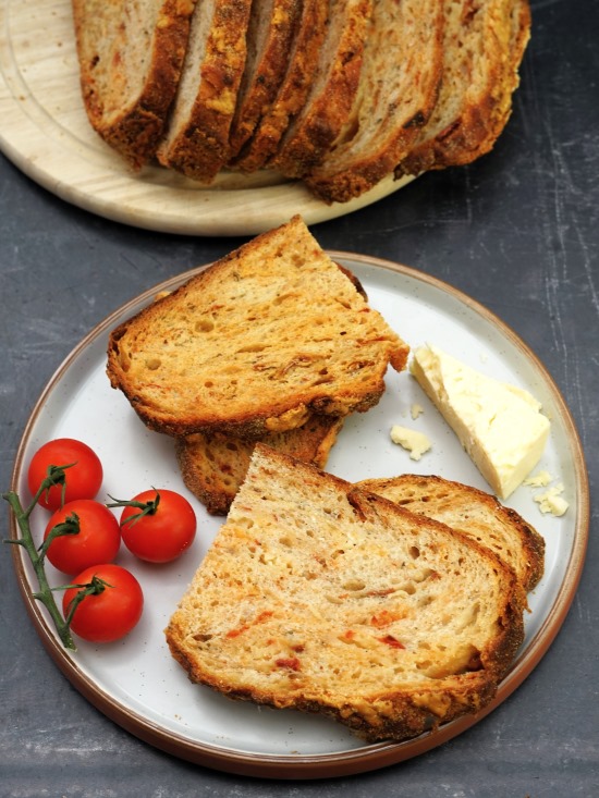 Cheese and Sun-Dried Tomato Bread