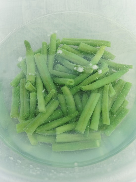 chilling cooked beans for Green Bean, Tomato and Potato Salad with Aioli