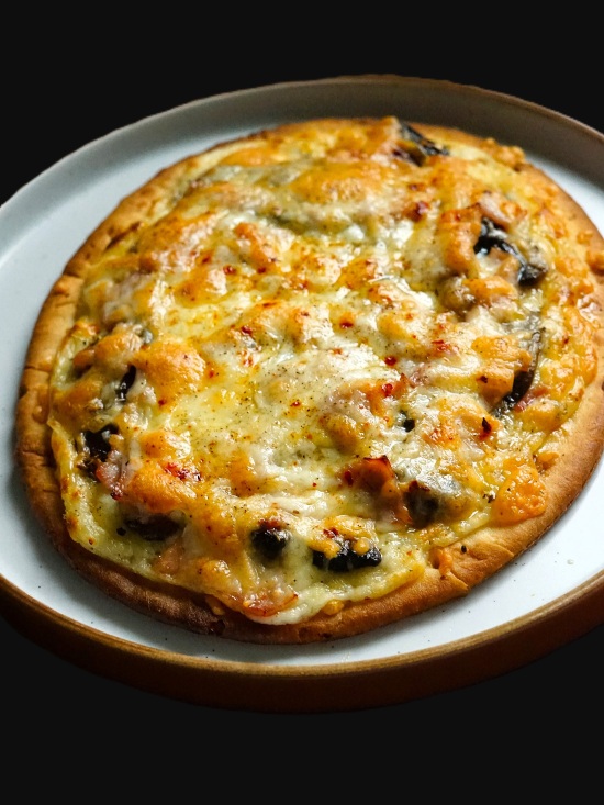 White Flatbread Pizza with Ham and Mushrooms
